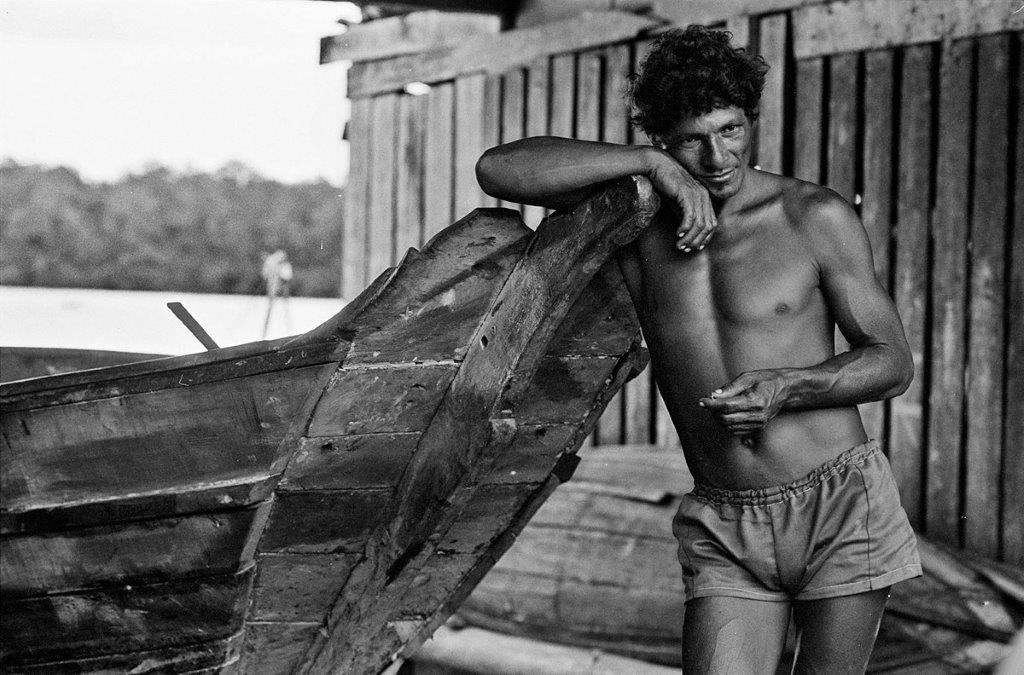 Homem e canoa 1984